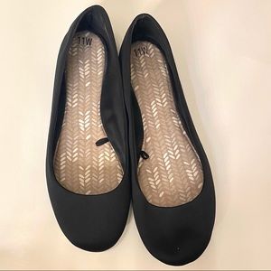 Use 11 Wide Black Flats